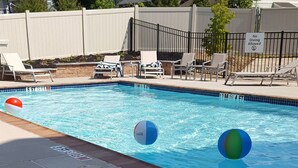 Una piscina con sillones de descanso y un letrero que indica 'No Diving Allowed'.