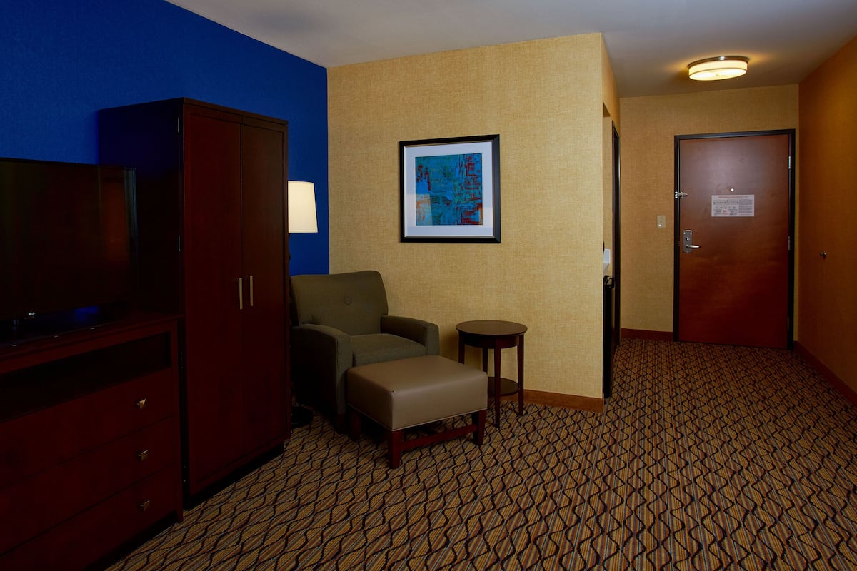 Premium bedding, in-room safe, desk, blackout drapes