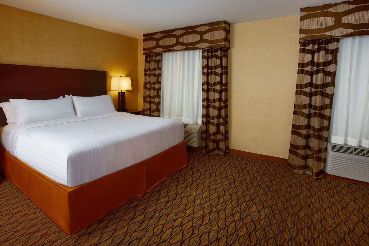 Premium bedding, in-room safe, desk, blackout drapes