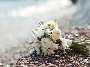 Een boeket witte bloemen op een bed van koffiebonen.