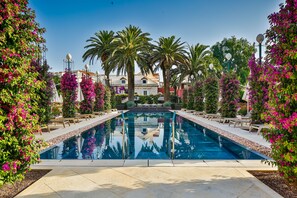 Una piscina al aire libre, tumbonas
