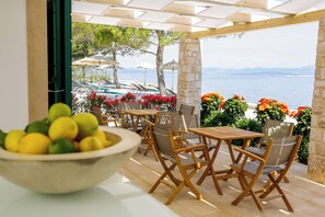 Playa privada en los alrededores, playa de arena blanca y sombrillas