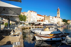 Se sirven comidas, cenas y cocina regional
