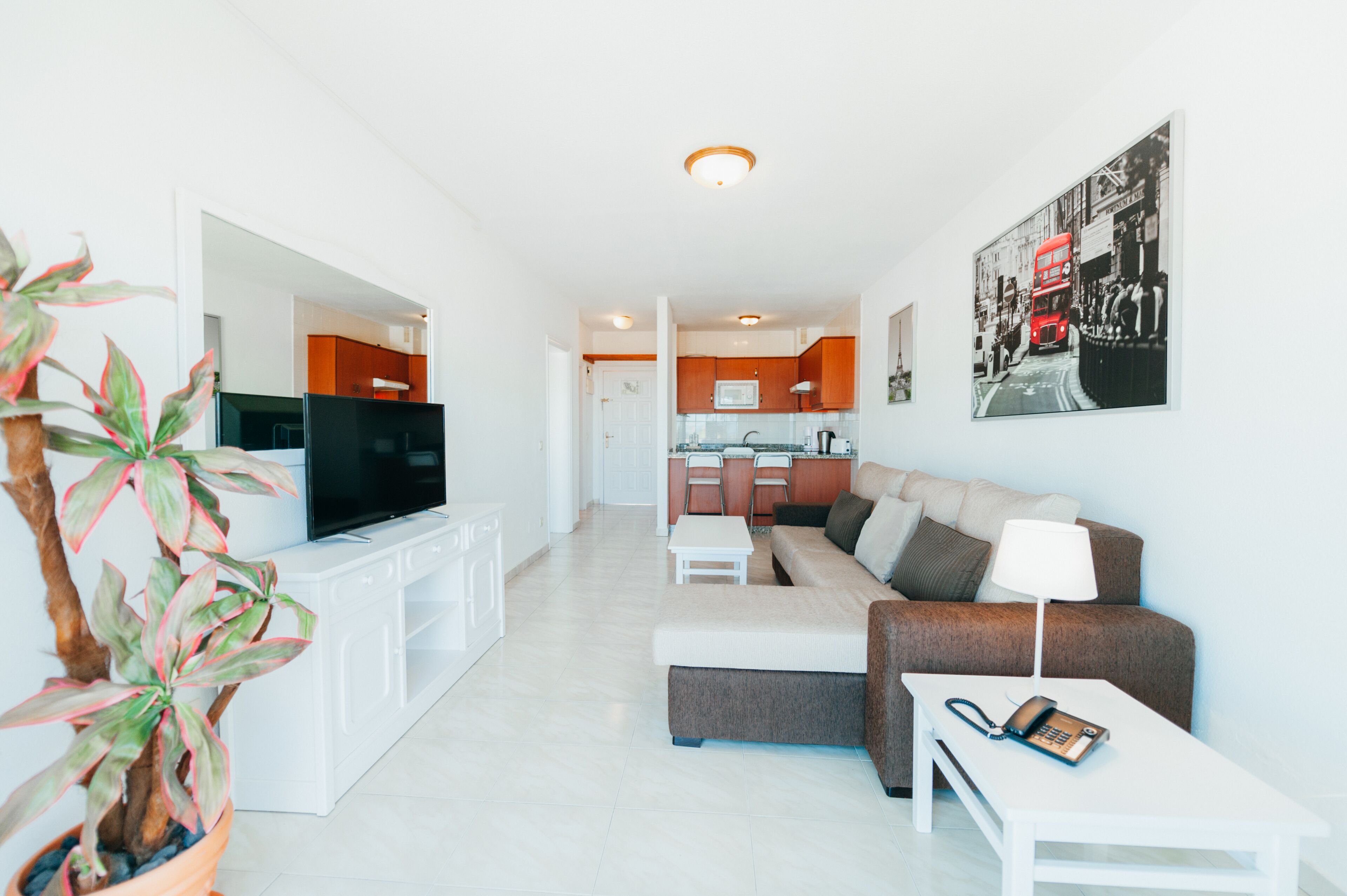 Superior-Apartment, 1 Schlafzimmer | Wohnbereich | 32-Zoll-Flachbildfernseher mit Satellitenempfang, Fernseher