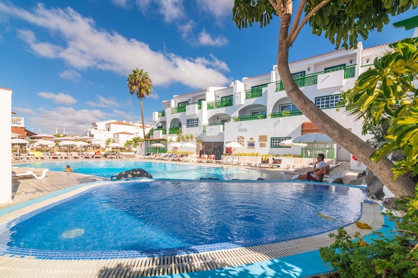 2 outdoor pools, pool umbrellas, sun loungers