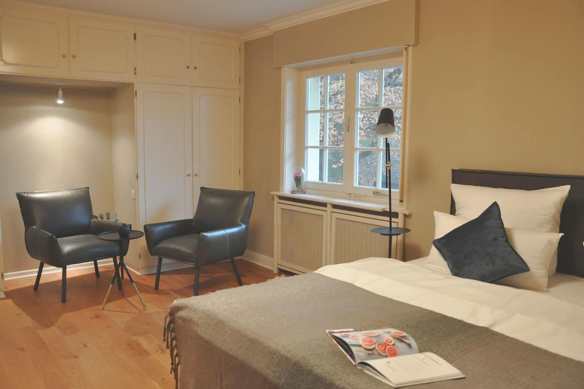 1 Schlafzimmer, Allergikerbettwaren, Daunenbettdecken, Schreibtisch