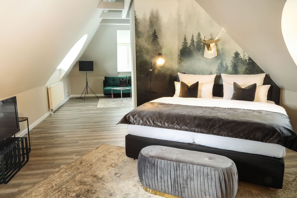 Kahden hengen deluxe-huone | Allergiatestatut vuodevaatteet, untuvapeitot, työpöytä