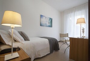 Minibar, caja fuerte, escritorio y sistema de insonorización