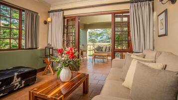 Suite, 1 Bedroom, Fireplace, Garden View | Living area