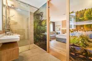 Quarto casal superior, terraço, vista para a montanha (Deluxe) | Banheiro | Chuveiro, secador de cabelo, roupões de banho, chinelos