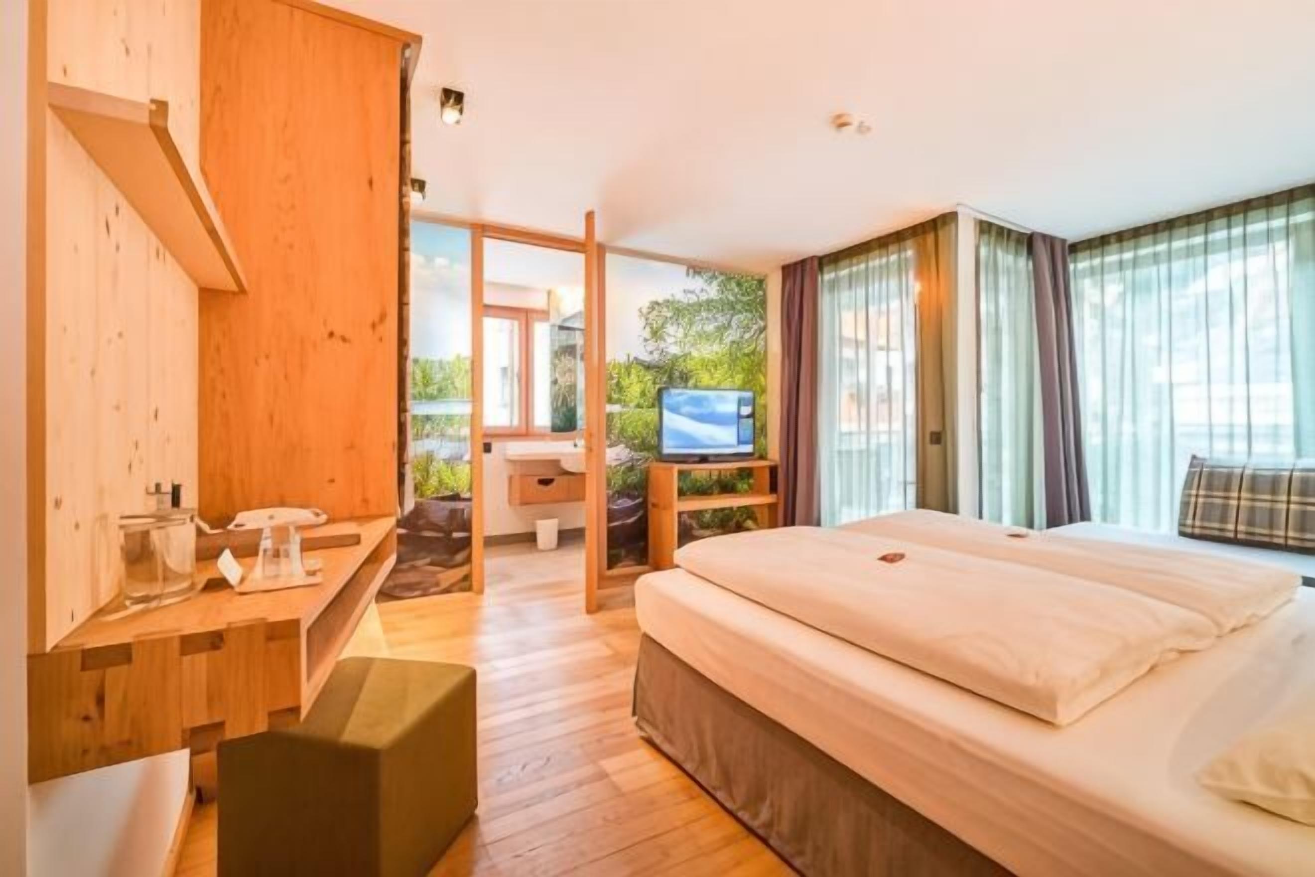 Minibar, in-room safe, individually decorated, individually furnished
