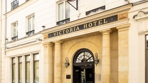 The exterior of the Victoria Hotel with a classic architectural style, featuring large columns and a prominent entrance. - Hôtel Victoria Paris (Paris)