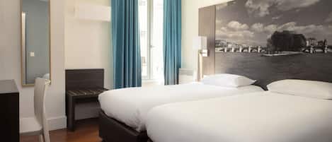 Tvåbäddsrum | Värdeförvaringsskåp på rummet, skrivbord, gratis wi-fi och sängkläder