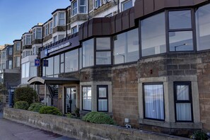 Un hotel con fachada moderna, grandes ventanales y un cartel que indica que es un Best Western Lothesdale.