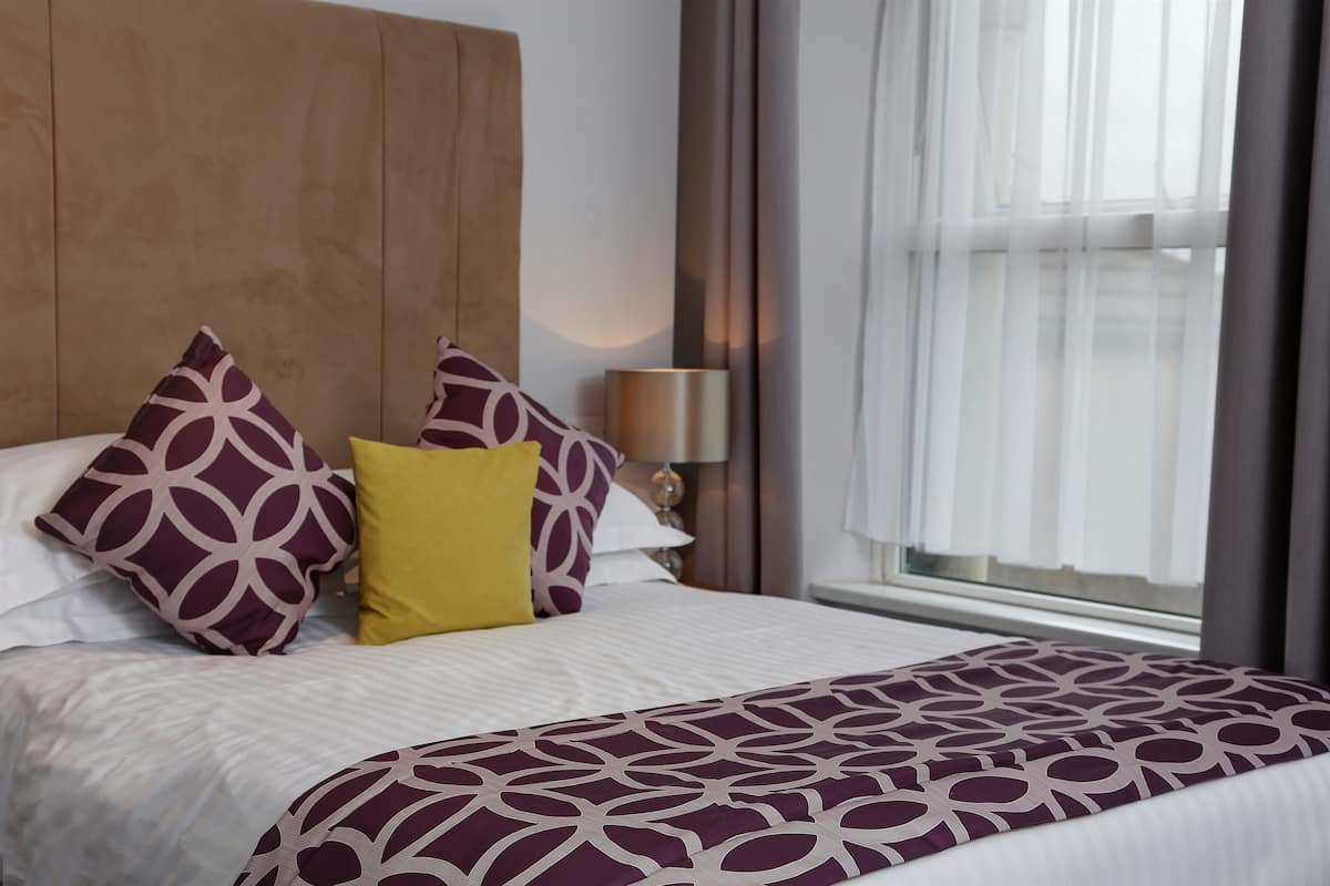 Habitación estándar, 1 cama doble, no fumadores | Caja fuerte, escritorio, espacio para trabajar con un portátil