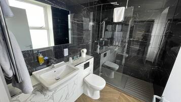 Duschwanne, kostenlose Toilettenartikel, Haartrockner, Handtücher