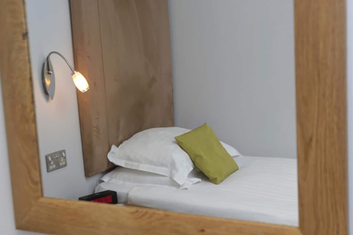 Habitación estándar, 1 cama individual, no fumadores | Caja fuerte, escritorio, espacio para trabajar con un portátil