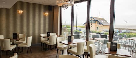 2 restaurants servant le petit déjeuner, spécialités Cuisine espagnole
