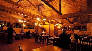 3 restaurants, breakfast served