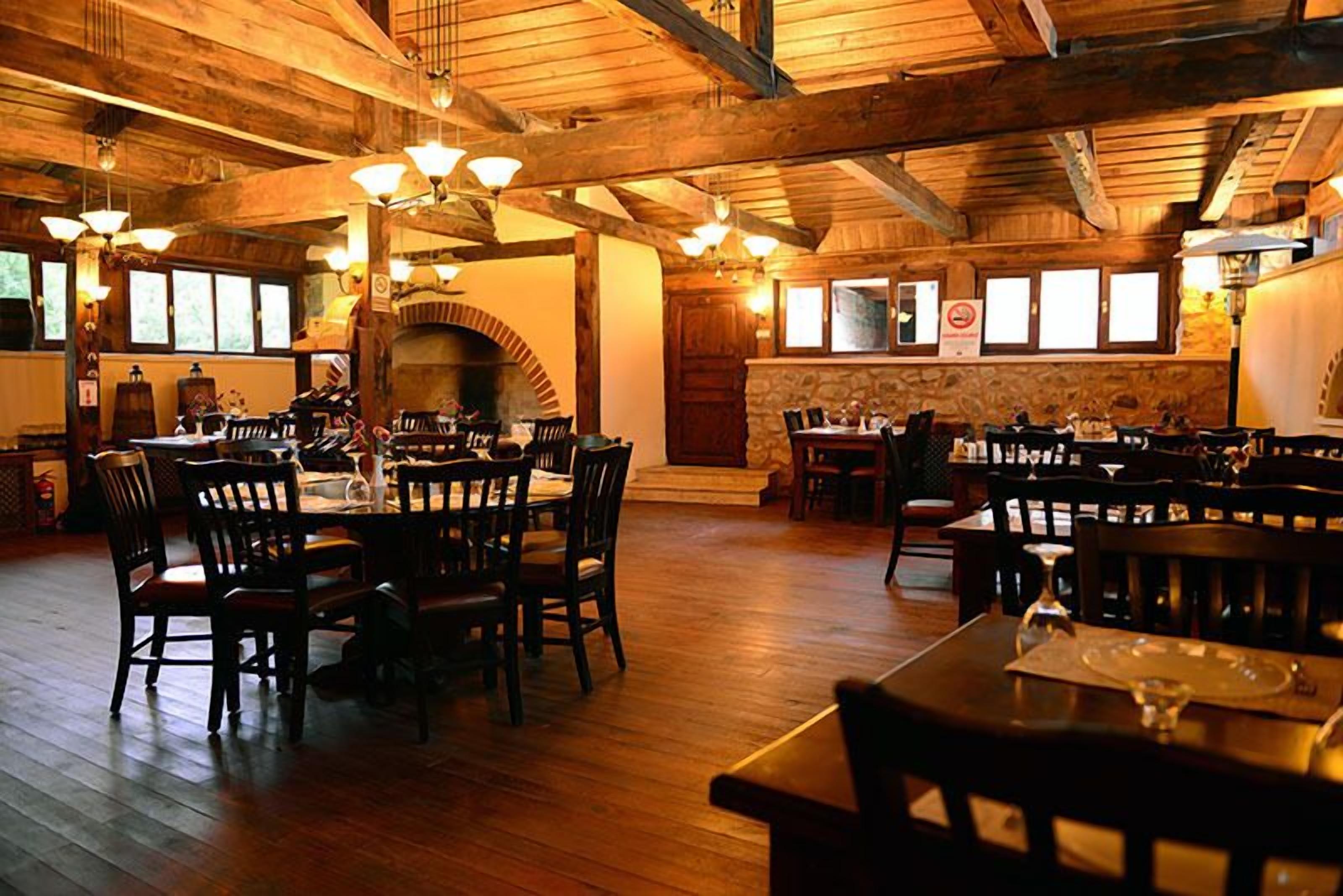 3 restaurants, breakfast served