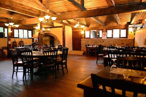 3 restaurantes; se sirven desayunos, comidas y cenas