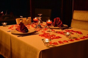 3 restaurants, breakfast served