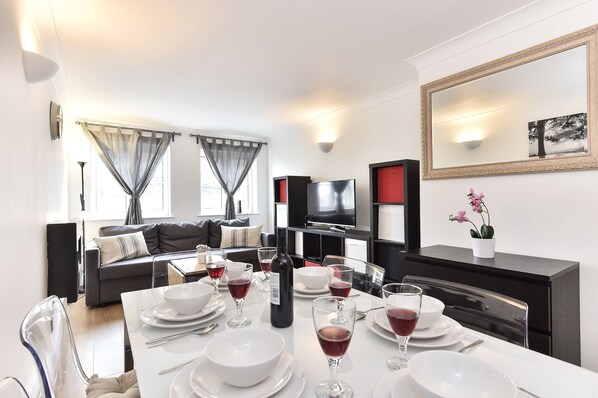 Executive Apartment, 2 Bedrooms | In-room dining