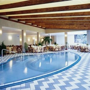 حمّام سباحة خارجي، مظلات على حمّام السباحة، مقاعد للتشمس