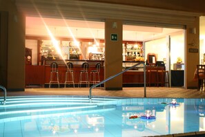 A pool area with a bar and seating. - Villaggio Garden Park (Camerota)