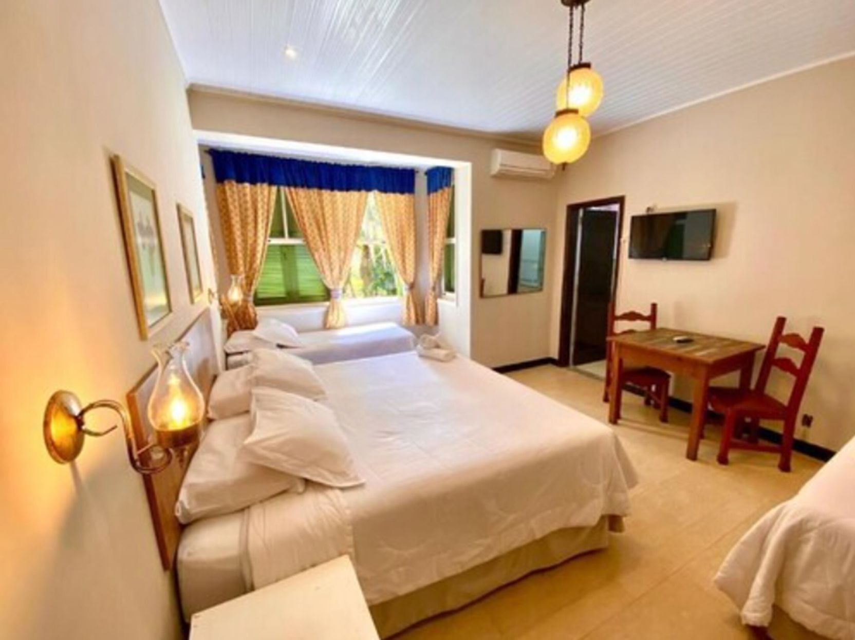 Bar mini, langsir/tirai gelap terus, seterika/papan seterika 