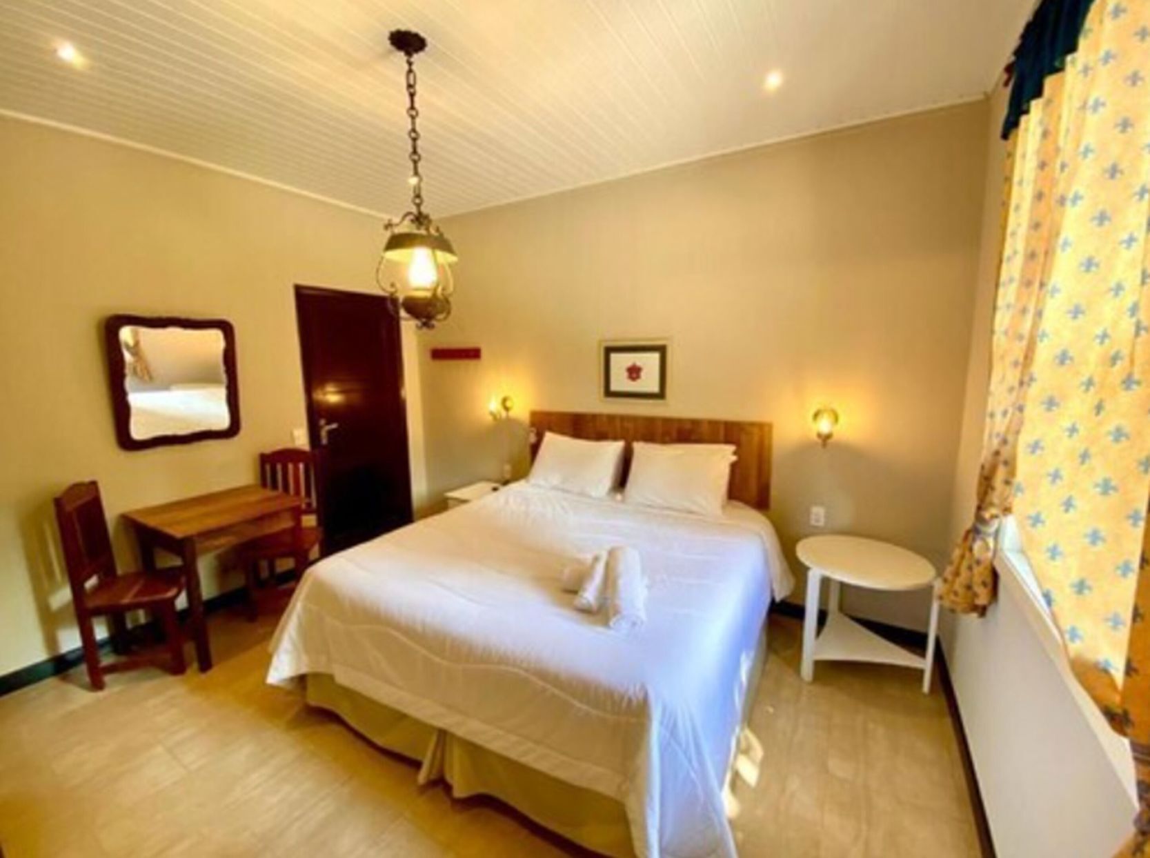 Bar mini, langsir/tirai gelap terus, seterika/papan seterika 