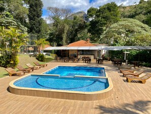 Piscina externa, guarda-sóis, espreguiçadeiras