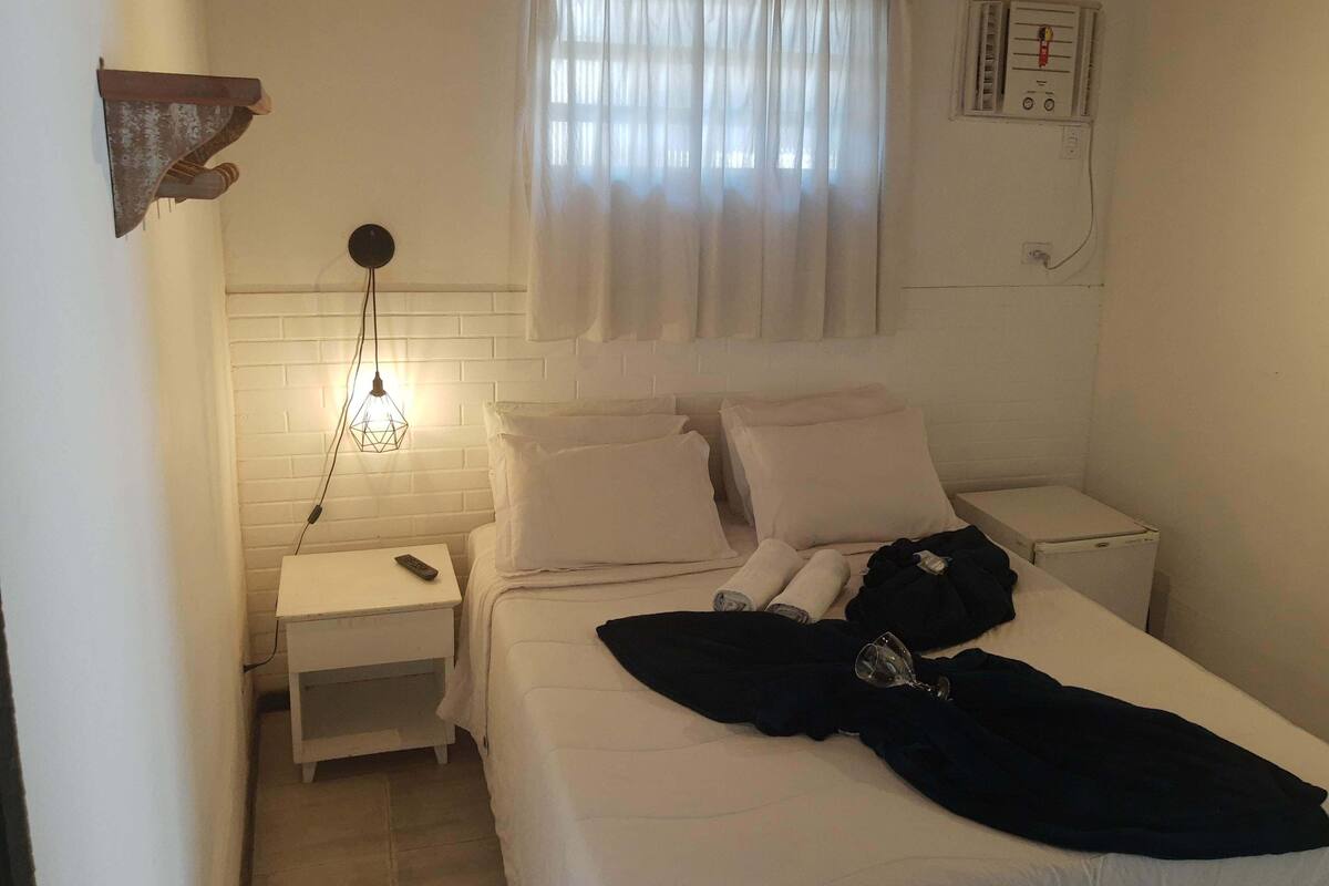 Minibar, cortinas blackout, tabla de planchar con plancha y wifi gratis 