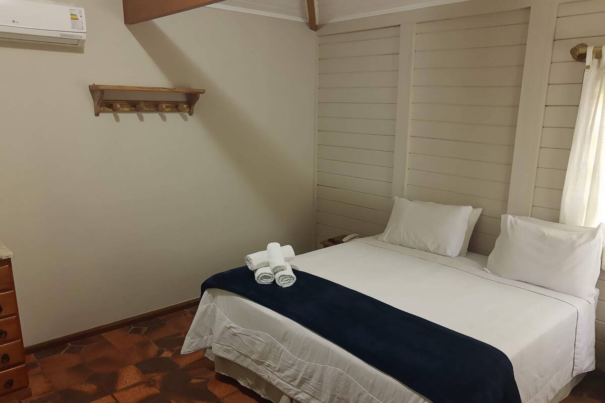 Minibar, cortinas blackout, tabla de planchar con plancha y wifi gratis 