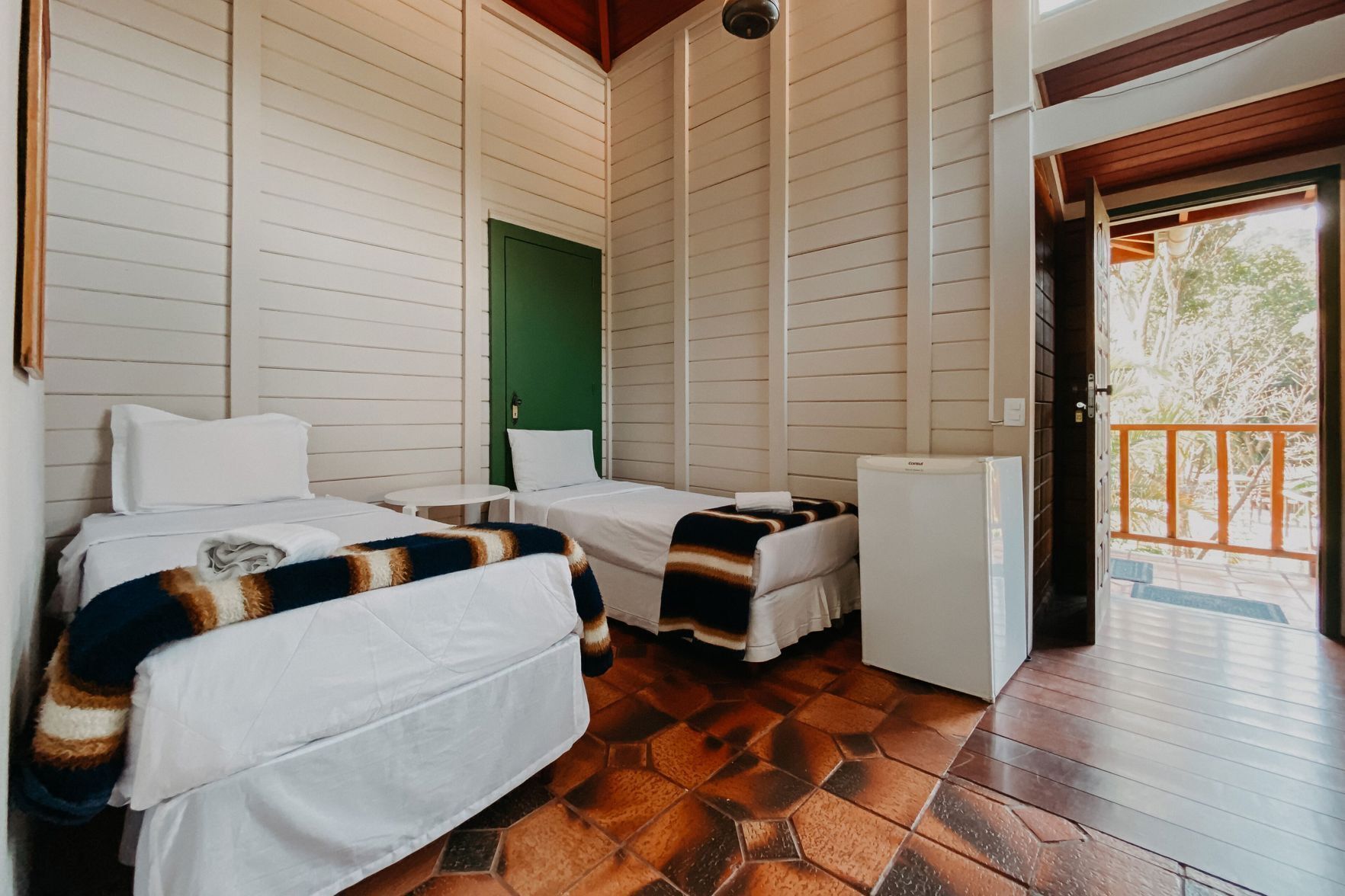 Bar mini, langsir/tirai gelap terus, seterika/papan seterika 