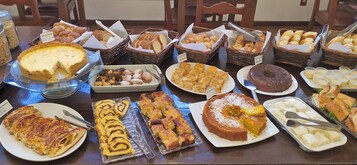 Café da manhã com buffet grátis todos os dias