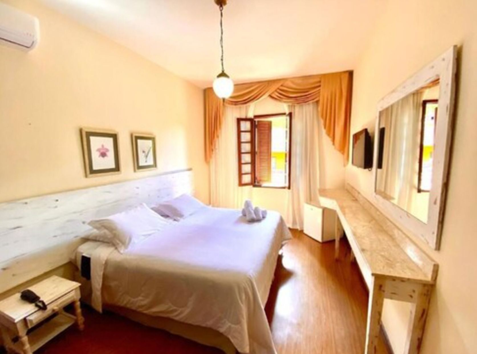 Bar mini, langsir/tirai gelap terus, seterika/papan seterika 