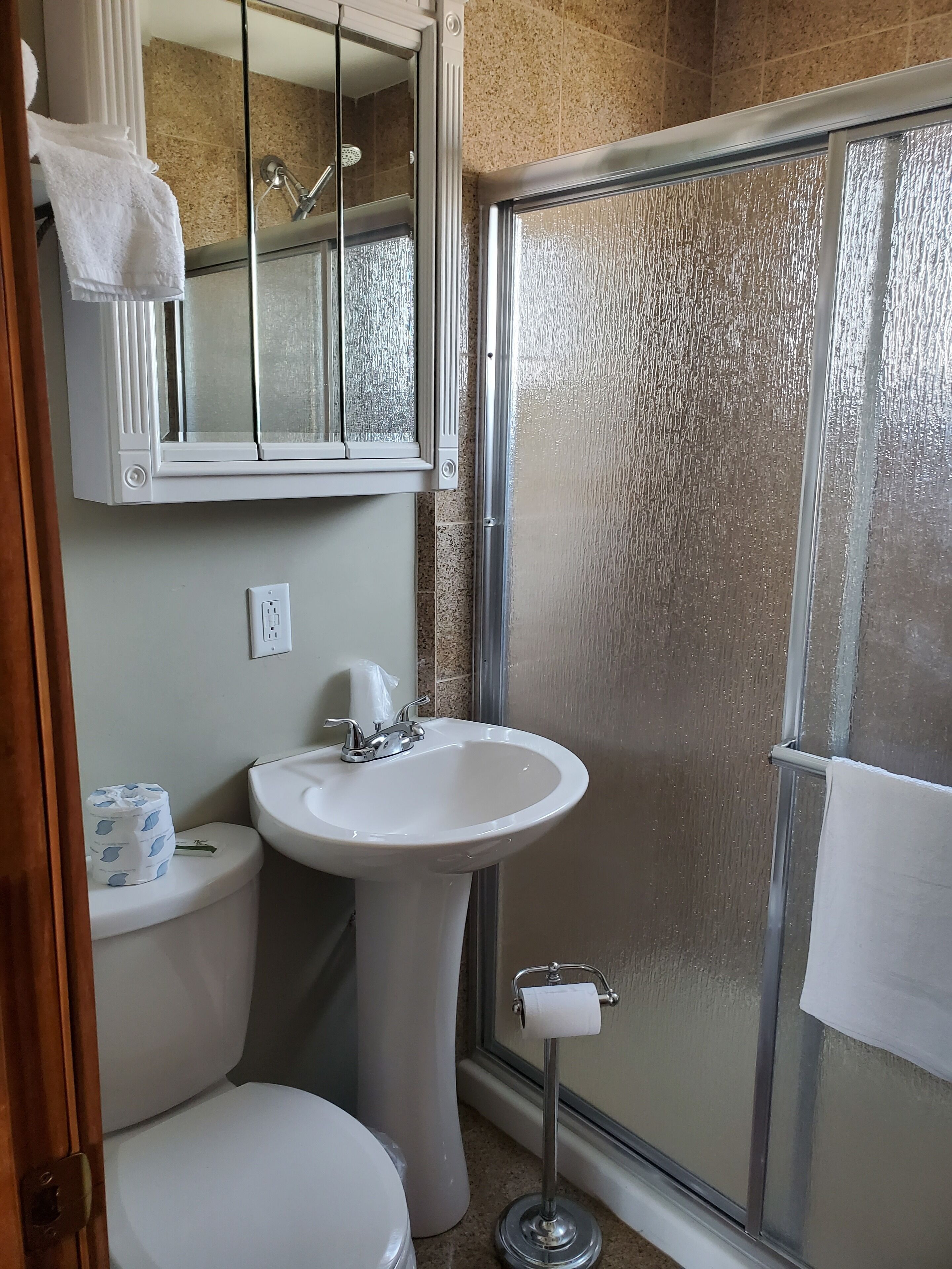 Duschwanne, kostenlose Toilettenartikel, Handtücher