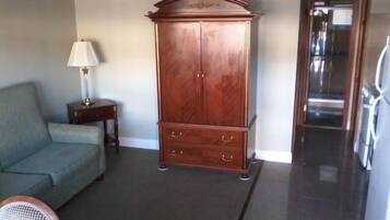 Appartement, 1 très grand lit, vue sur la mer | Aire de séjour | Téléviseur à écran plat de 32 po avec télévision par câble, téléviseur