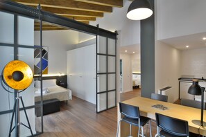 Departamento superior, 2 habitaciones, 2 baños | Sábanas de algodón egipcio, ropa de cama de alta calidad y edredón 