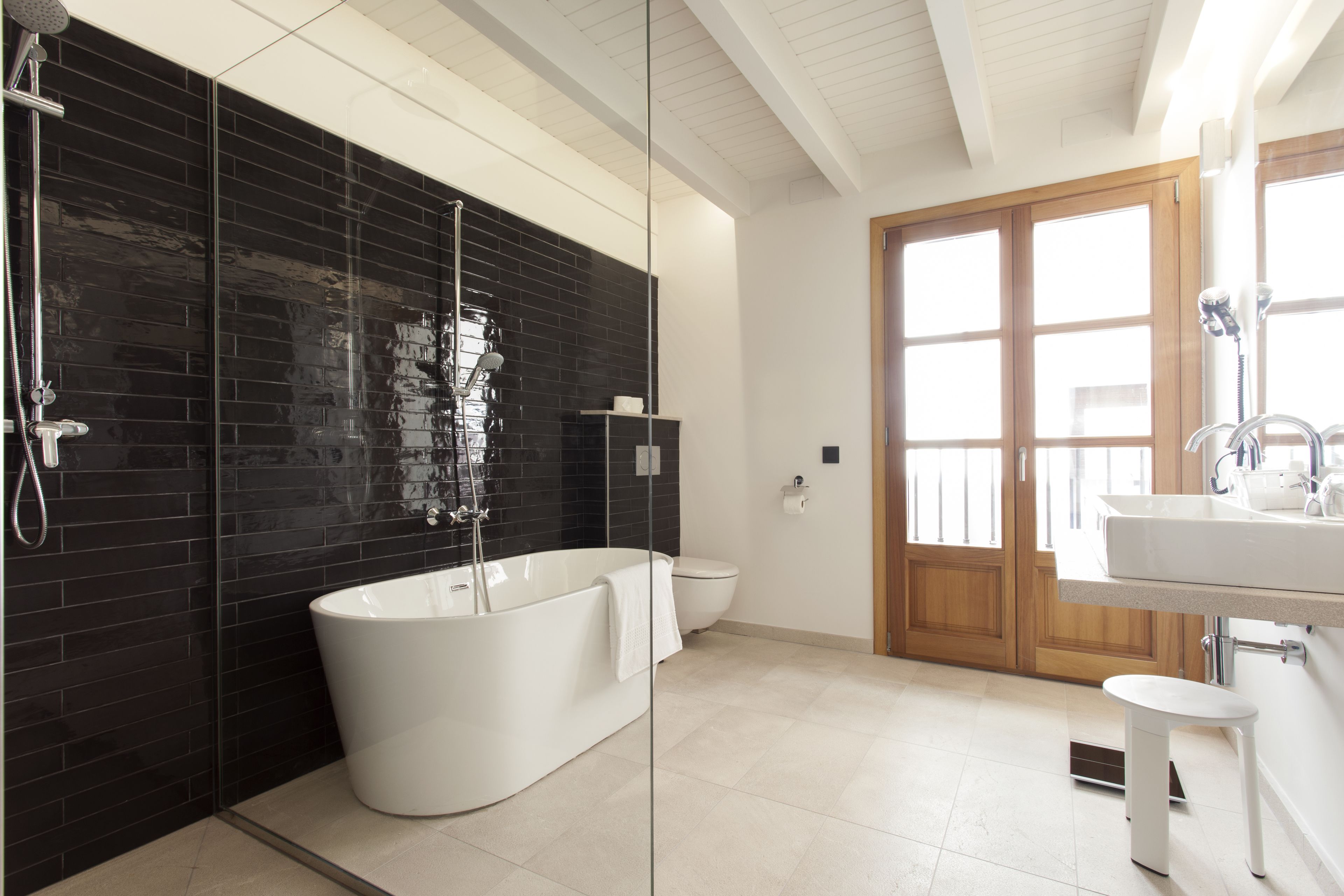 junior suite, city view | bathroom | hair dryer, towels, soap, shampoo