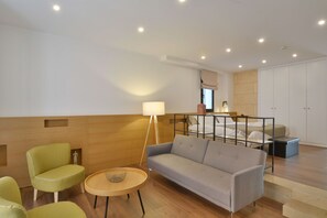 Appartement Deluxe, 2 chambres, terrasse | Aire de séjour | Téléviseur à écran plat