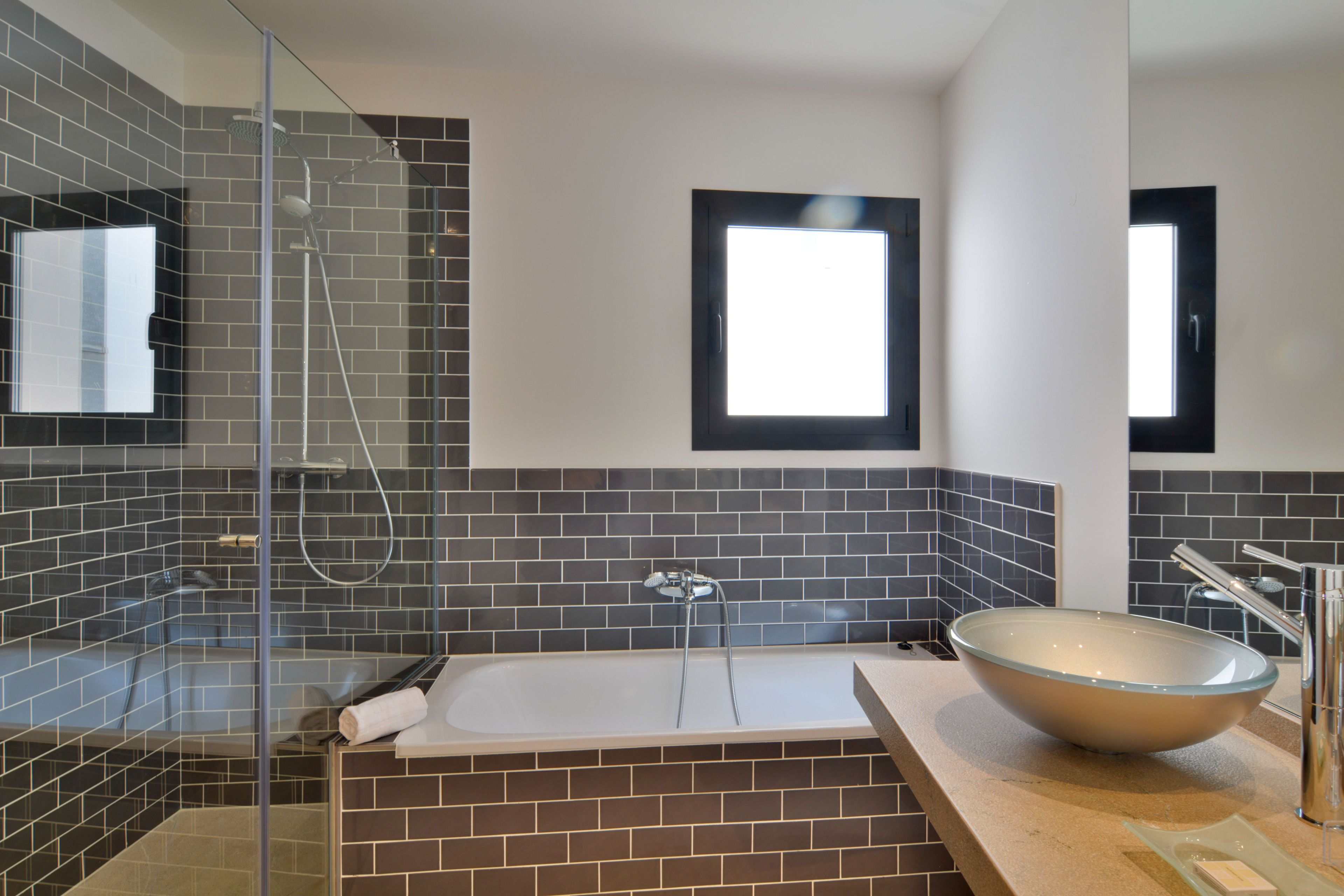 superior apartment, 2 bedrooms, 2 bathrooms | bathroom | hair dryer, towels, soap, shampoo