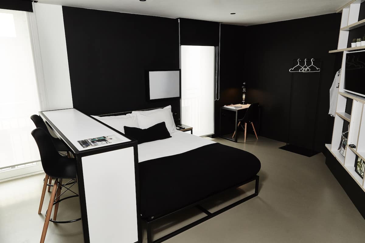 Studio, 1 Double Bed, Kitchen (small studio) | Iron/ironing board, free WiFi, bed sheets