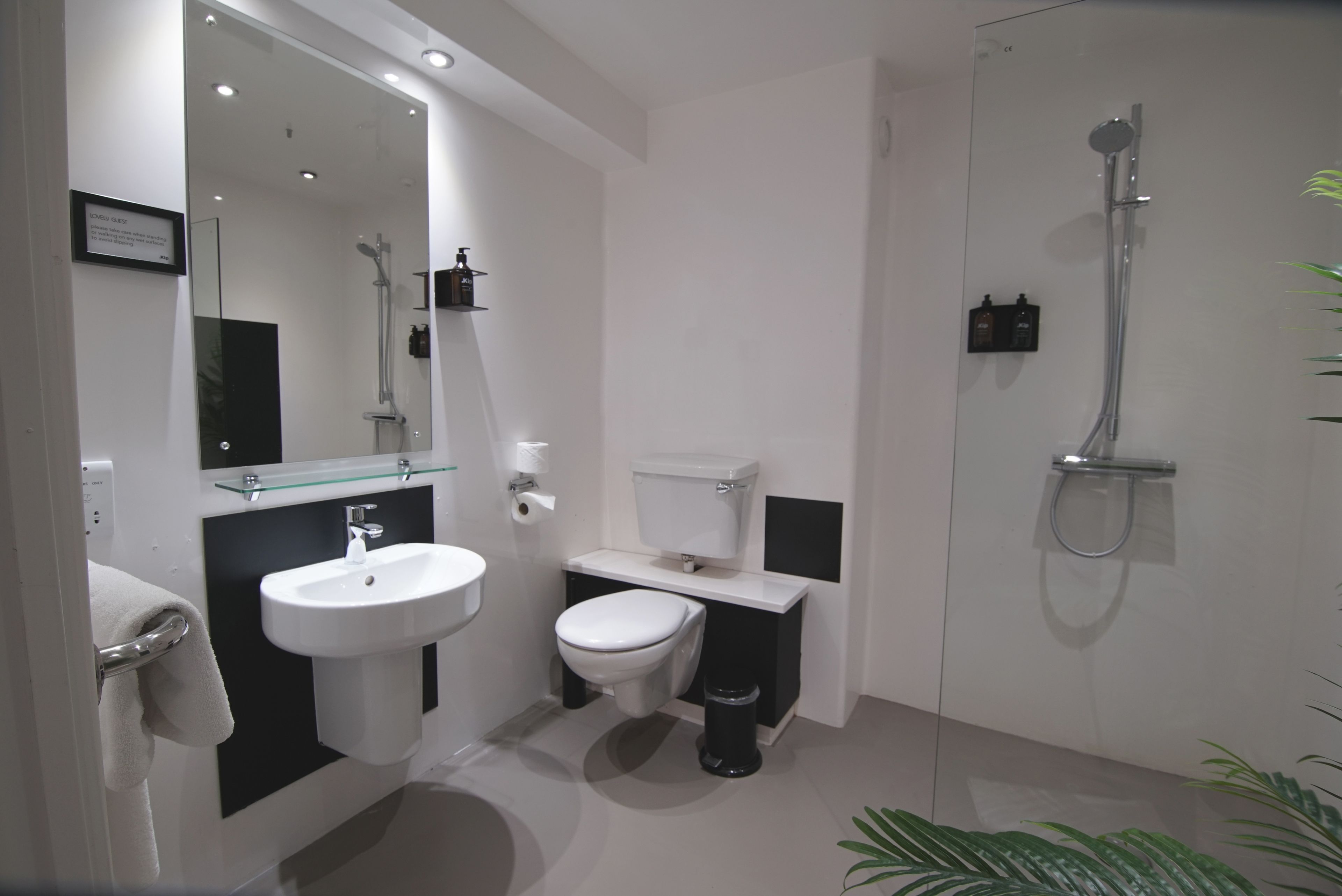 studio, 1 double bed, kitchen (small studio) | bathroom | hair dryer, towels