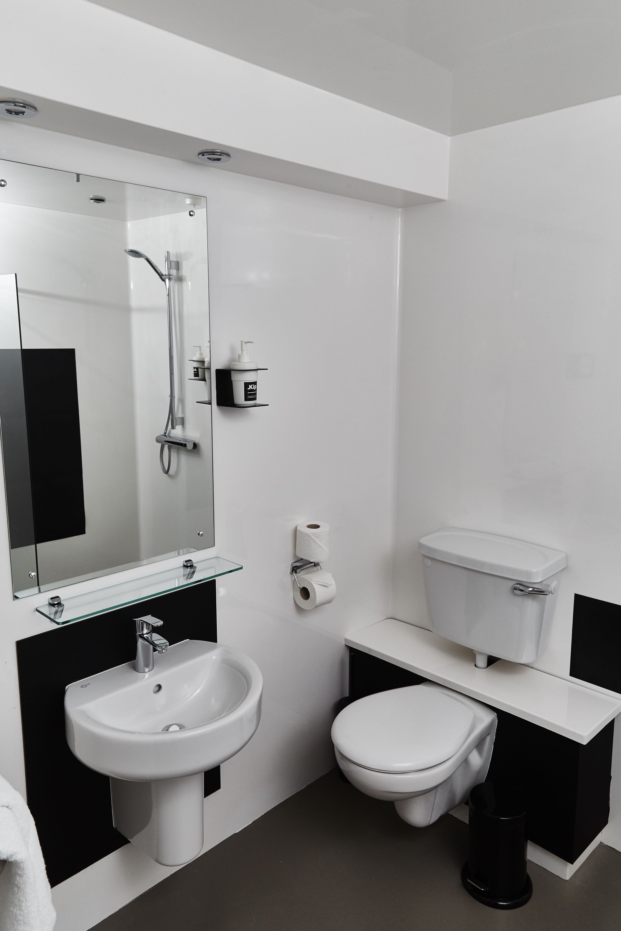 studio, 1 double bed, kitchen (small studio) | bathroom | hair dryer, towels