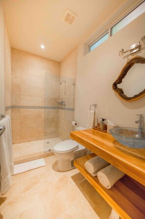 Junior-Suite, Balkon | Badezimmer | Kostenlose Toilettenartikel, Handtücher