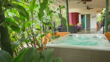 Bain à remous extérieur
