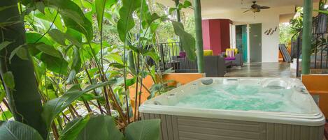 Outdoor spa tub