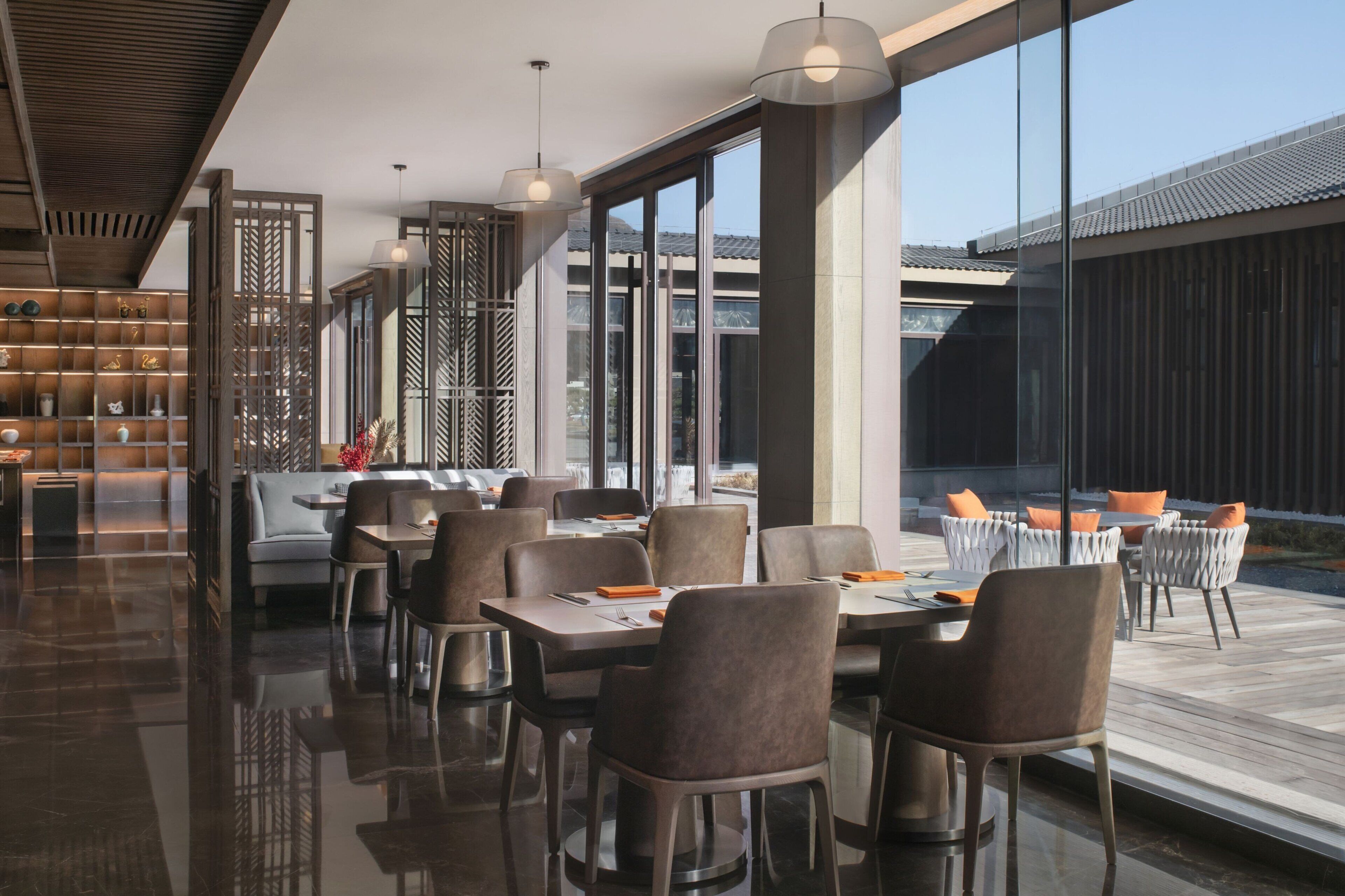 fridge, coffee/tea maker